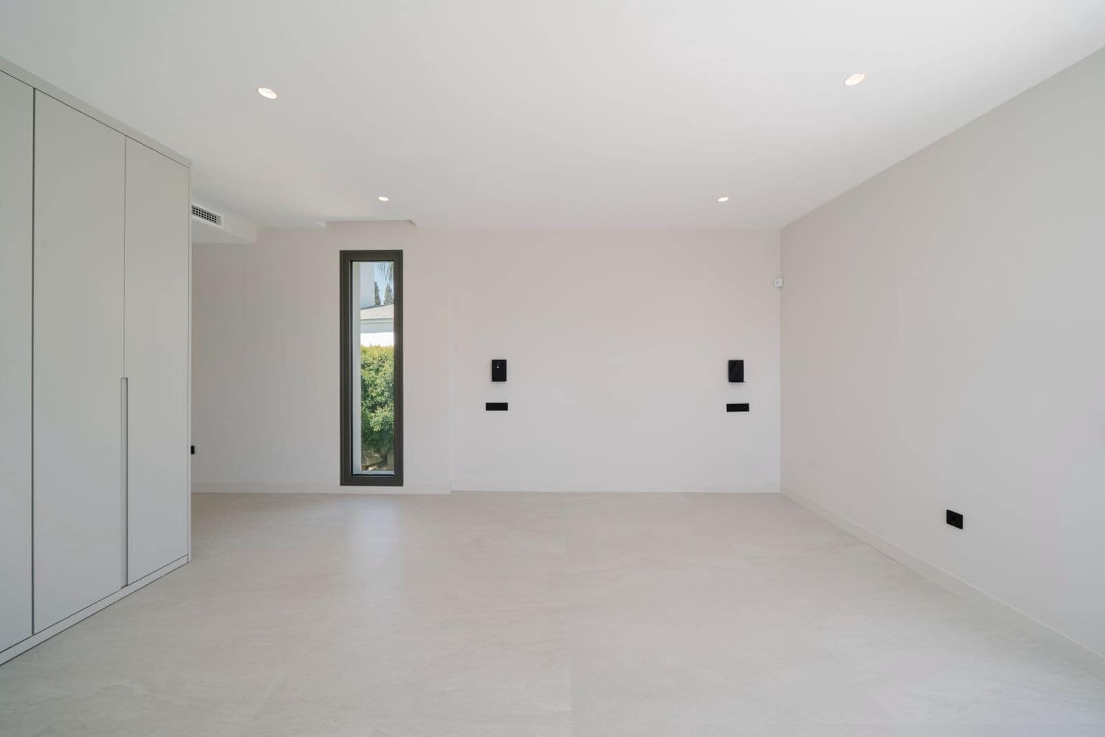 4 bedroom Villa for sale in Estepona with pool garage - € 1,695,000 (Ref: 9367062)