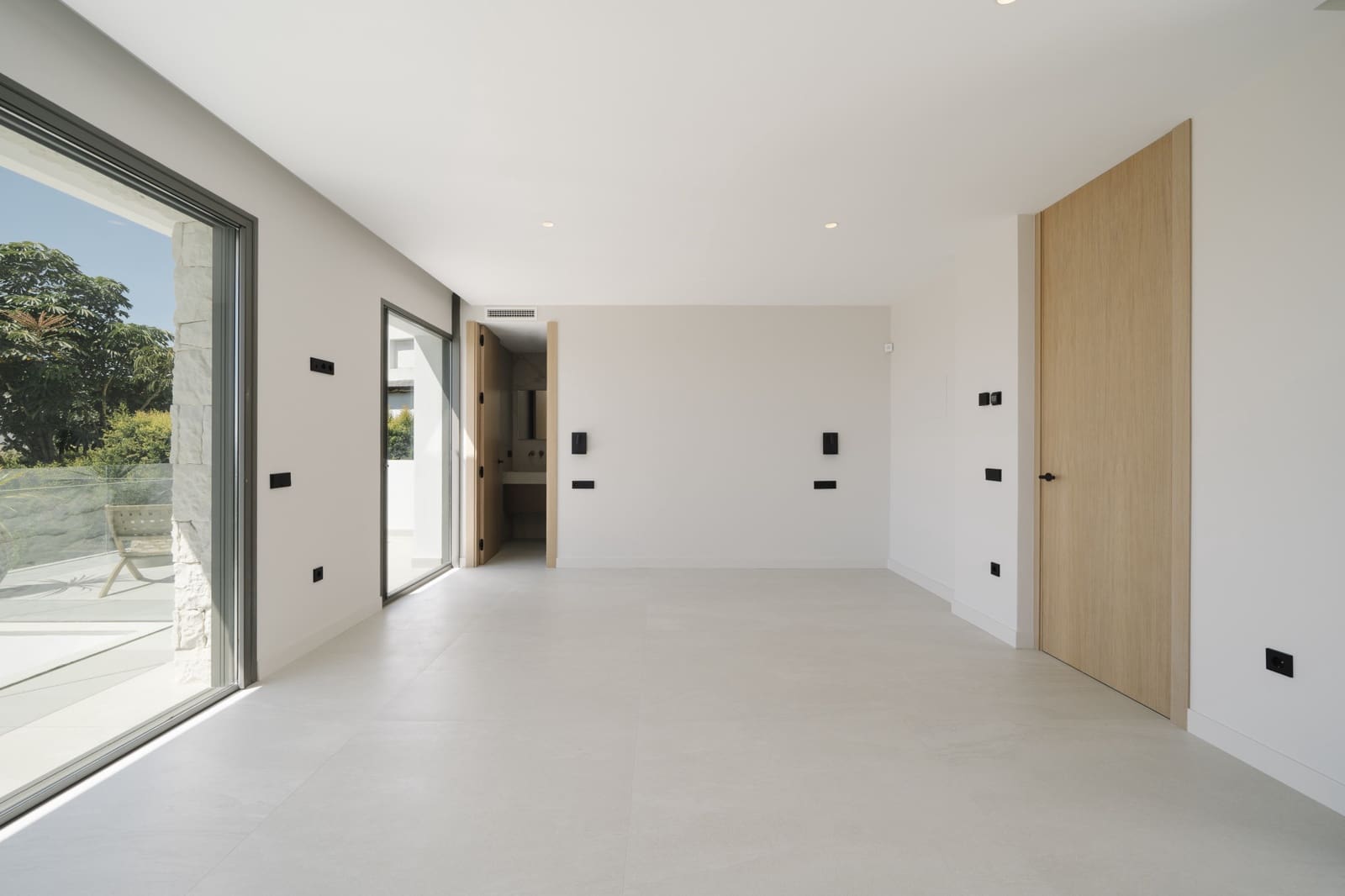 4 bedroom Villa for sale in Estepona with pool garage - € 1,695,000 (Ref: 9367062)