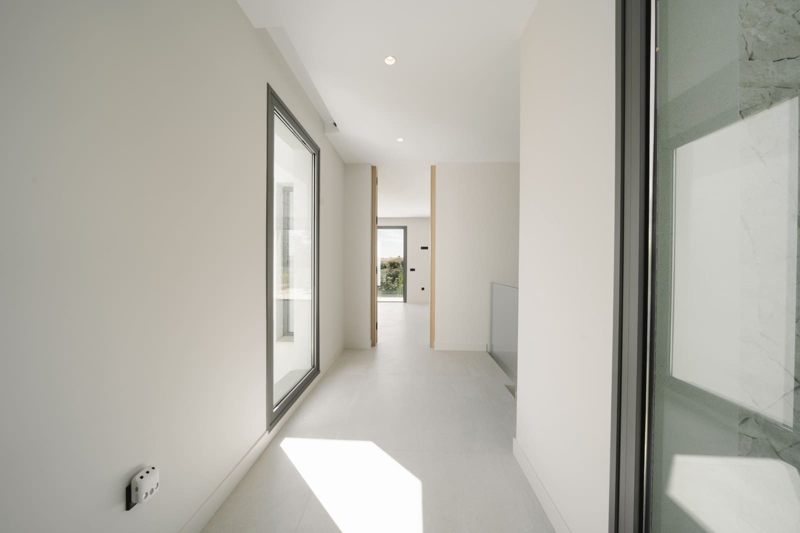 4 bedroom Villa for sale in Estepona with pool garage - € 1,695,000 (Ref: 9367062)