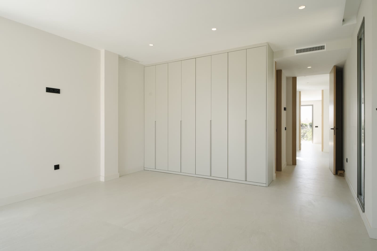 4 bedroom Villa for sale in Estepona with pool garage - € 1,695,000 (Ref: 9367062)