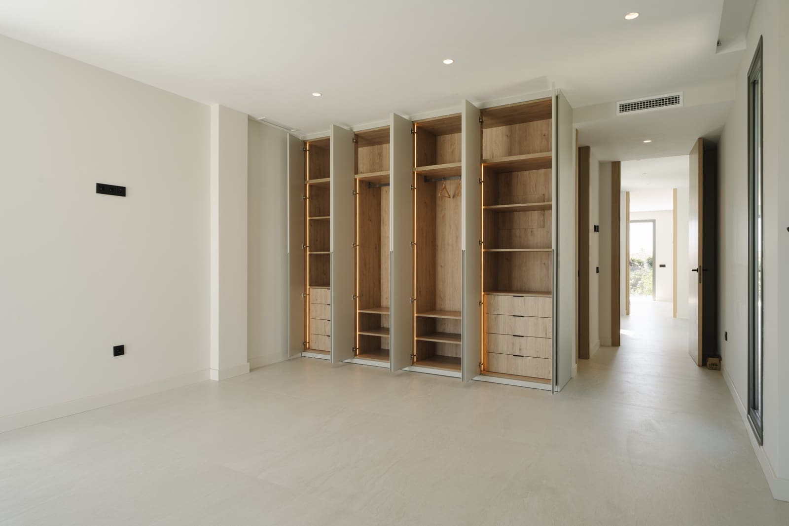 4 bedroom Villa for sale in Estepona with pool garage - € 1,695,000 (Ref: 9367062)