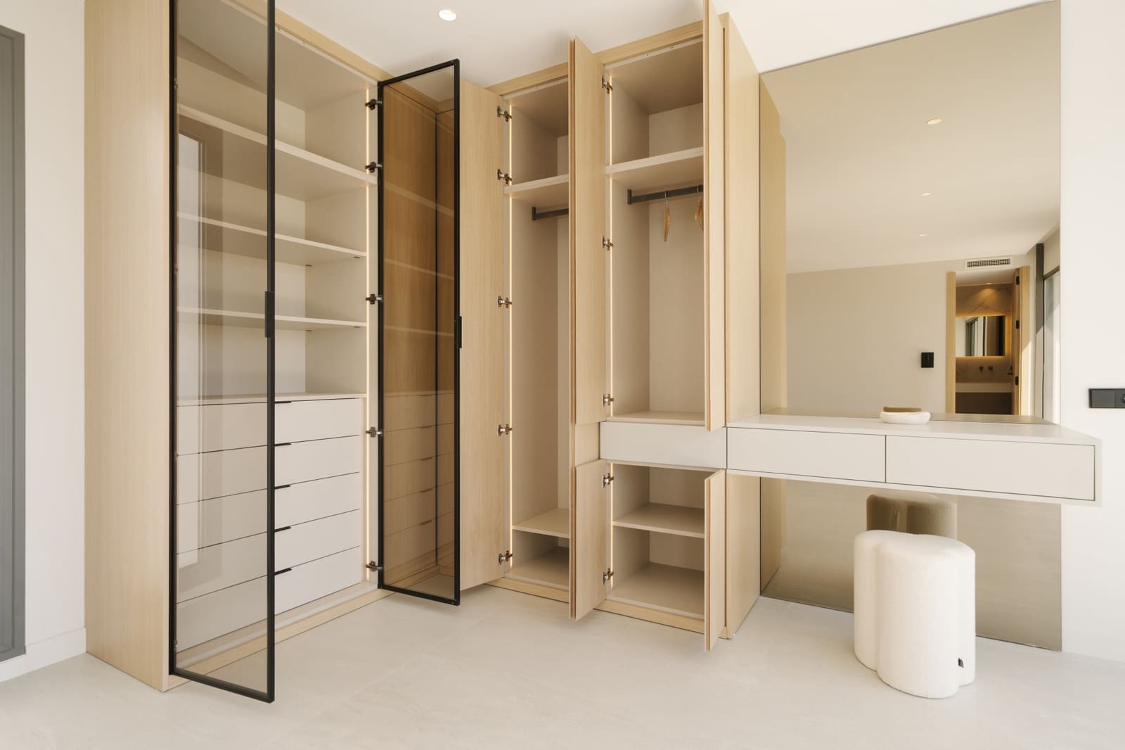 4 bedroom Villa for sale in Estepona with pool garage - € 1,695,000 (Ref: 9367062)