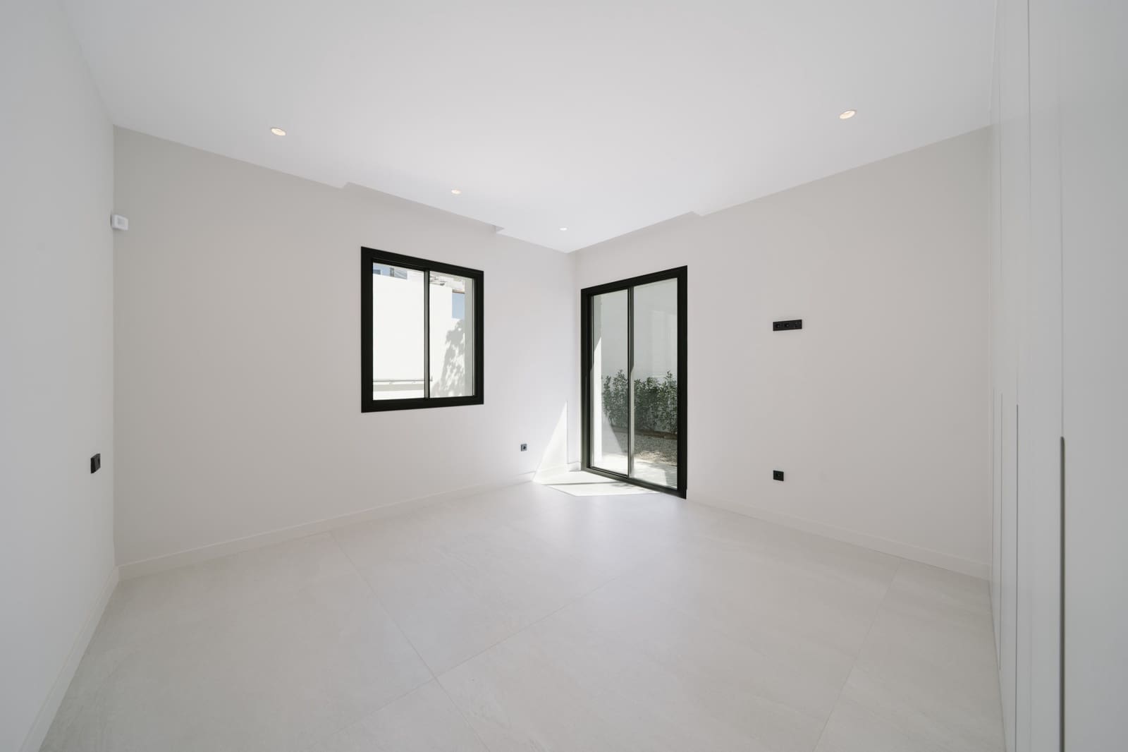 4 bedroom Villa for sale in Estepona with pool garage - € 1,695,000 (Ref: 9367062)