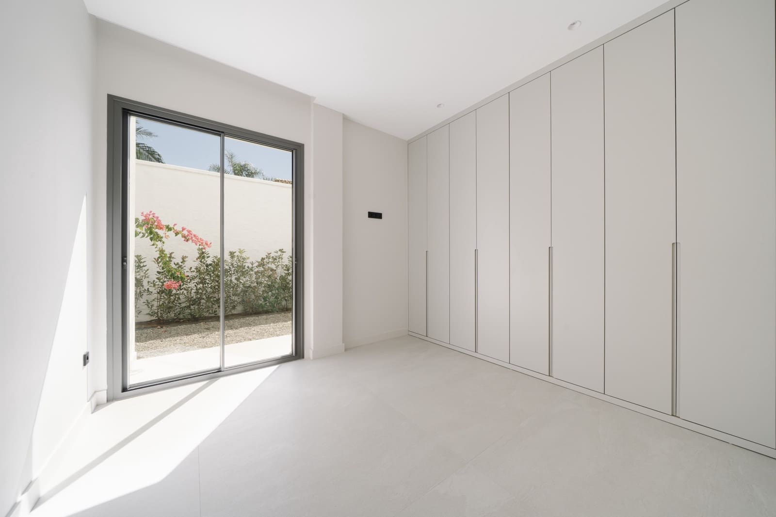 4 bedroom Villa for sale in Estepona with pool garage - € 1,695,000 (Ref: 9367062)