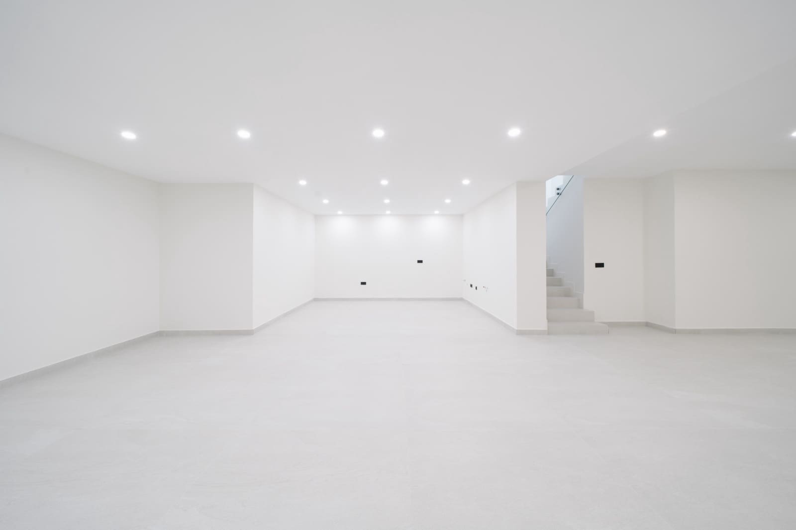 4 bedroom Villa for sale in Estepona with pool garage - € 1,695,000 (Ref: 9367062)