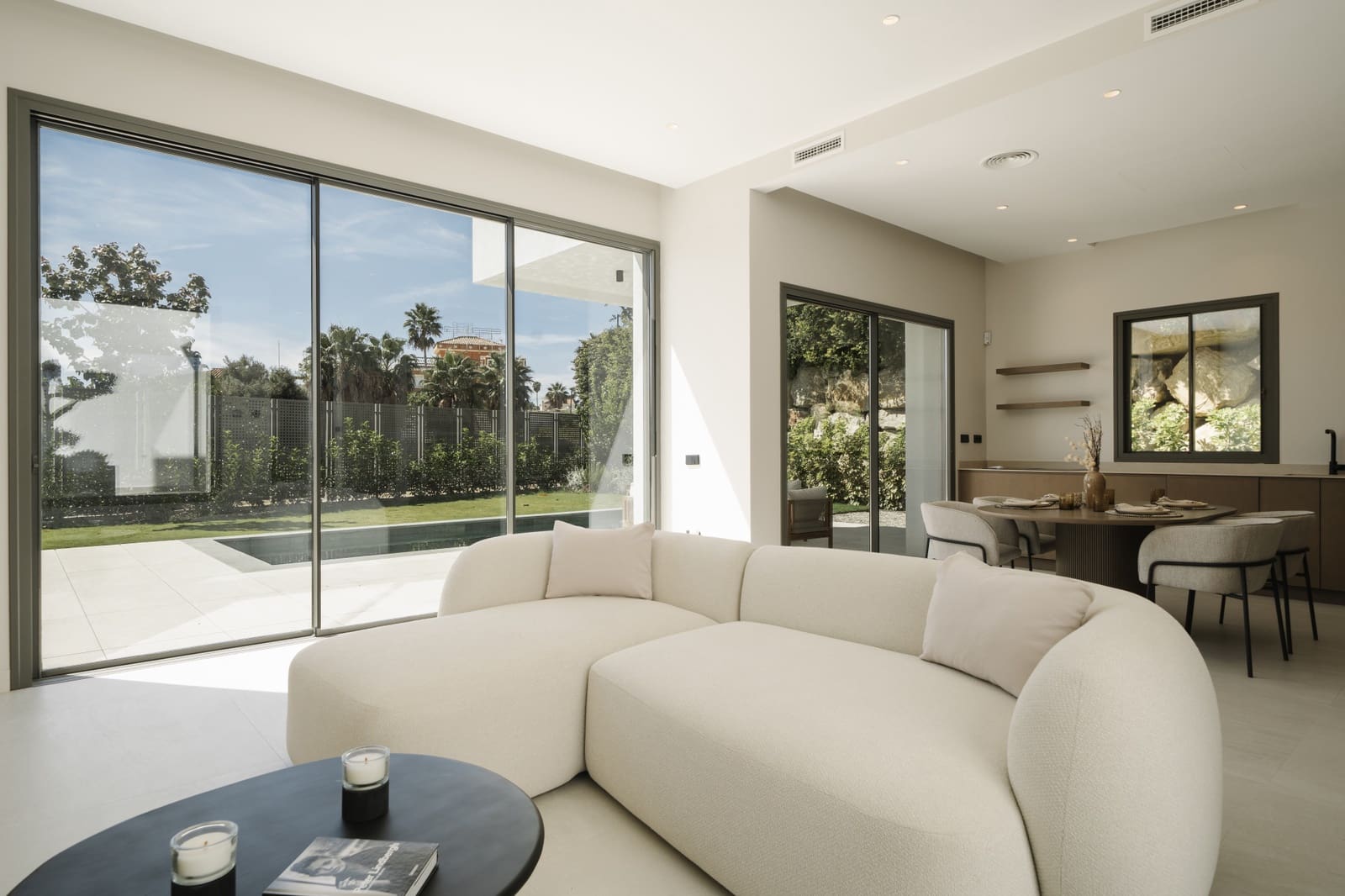 4 bedroom Villa for sale in Estepona with pool garage - € 1,695,000 (Ref: 9367062)