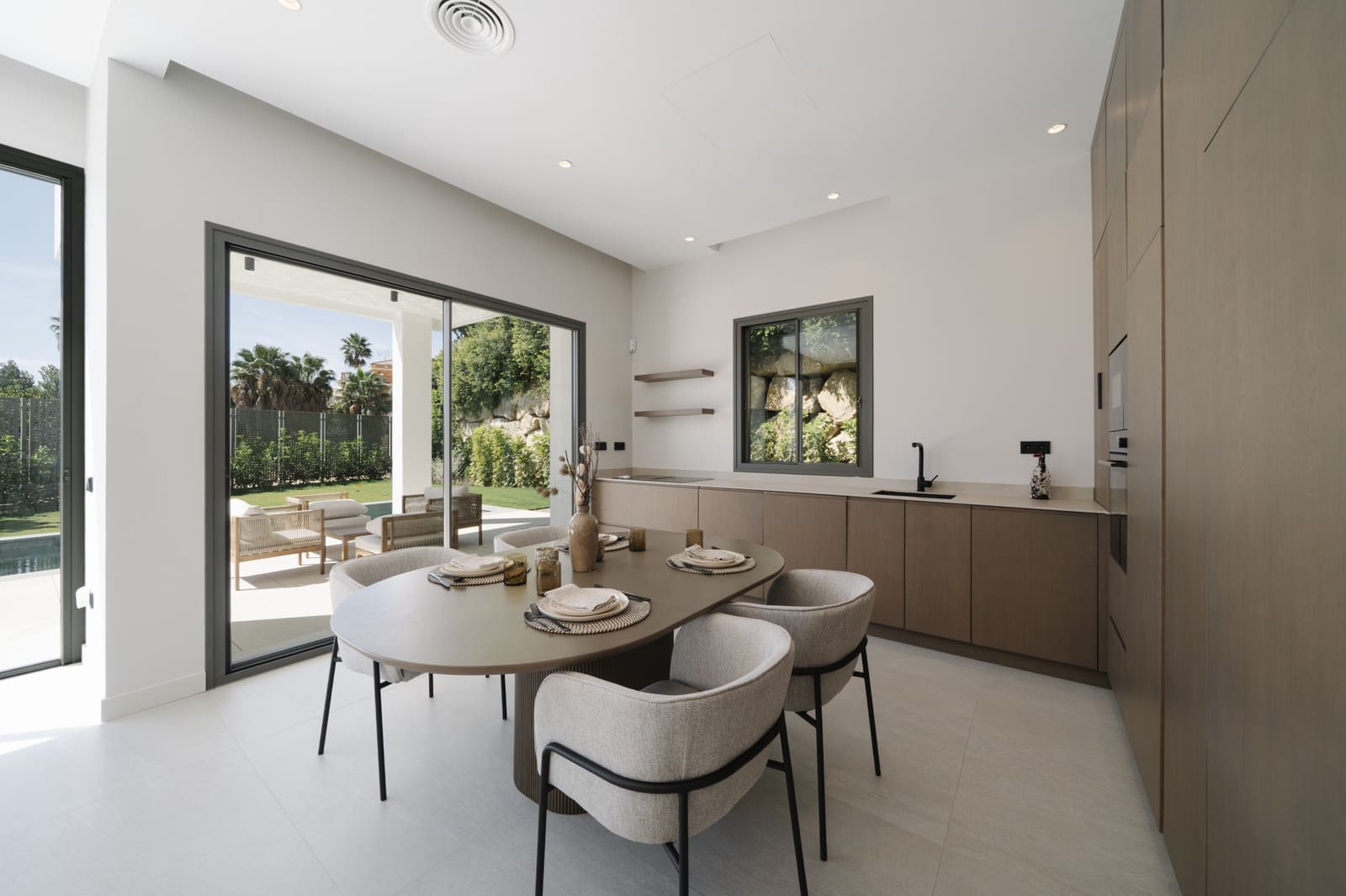 4 bedroom Villa for sale in Estepona with pool garage - € 1,695,000 (Ref: 9367062)