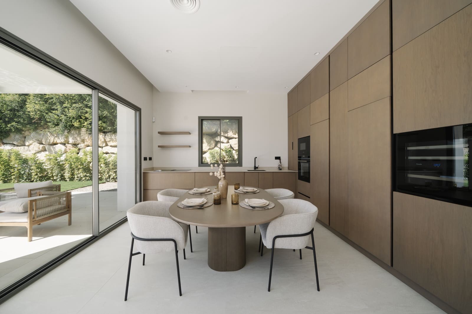 4 bedroom Villa for sale in Estepona with pool garage - € 1,695,000 (Ref: 9367062)