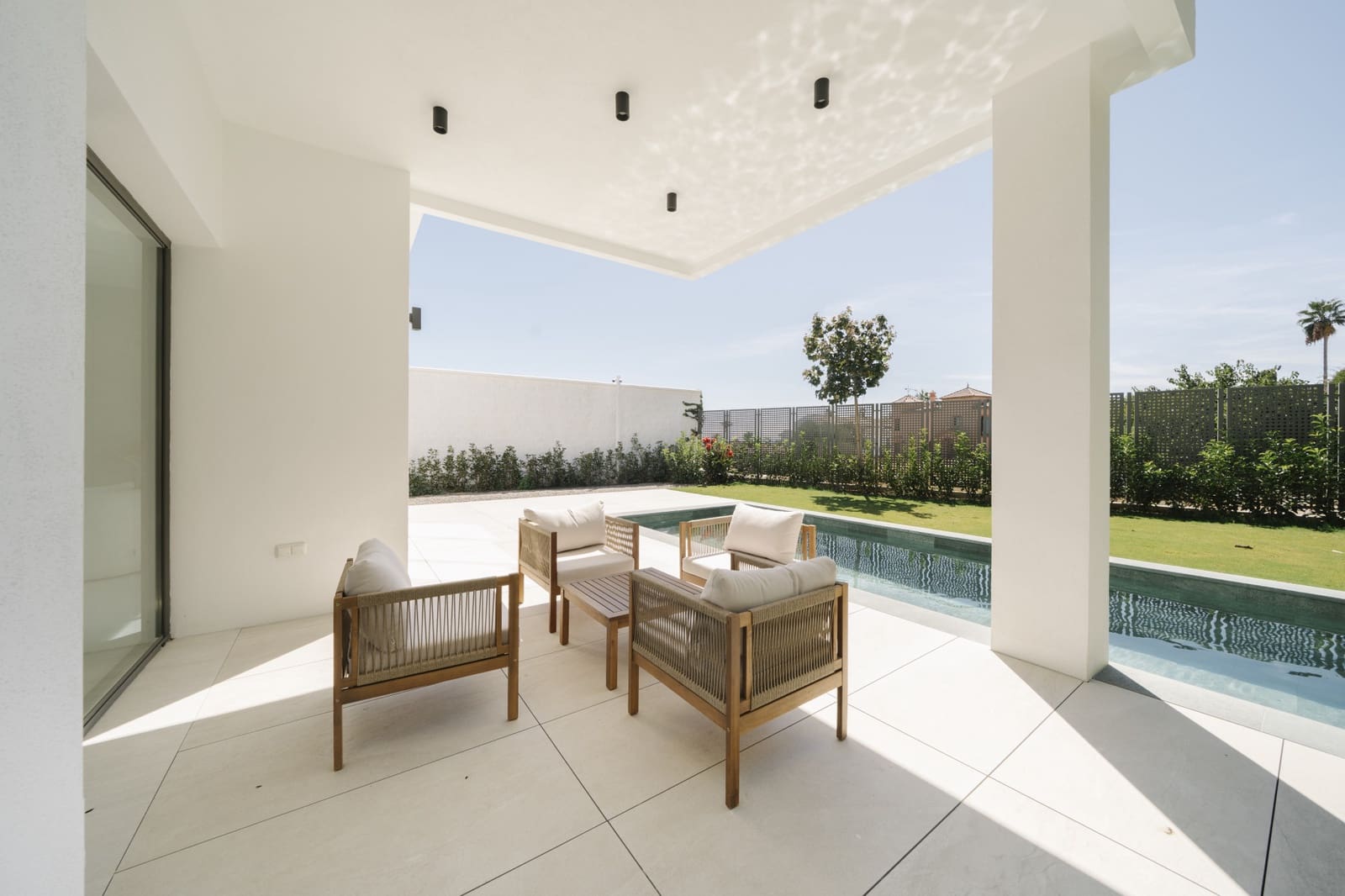 4 bedroom Villa for sale in Estepona with pool garage - € 1,695,000 (Ref: 9367062)