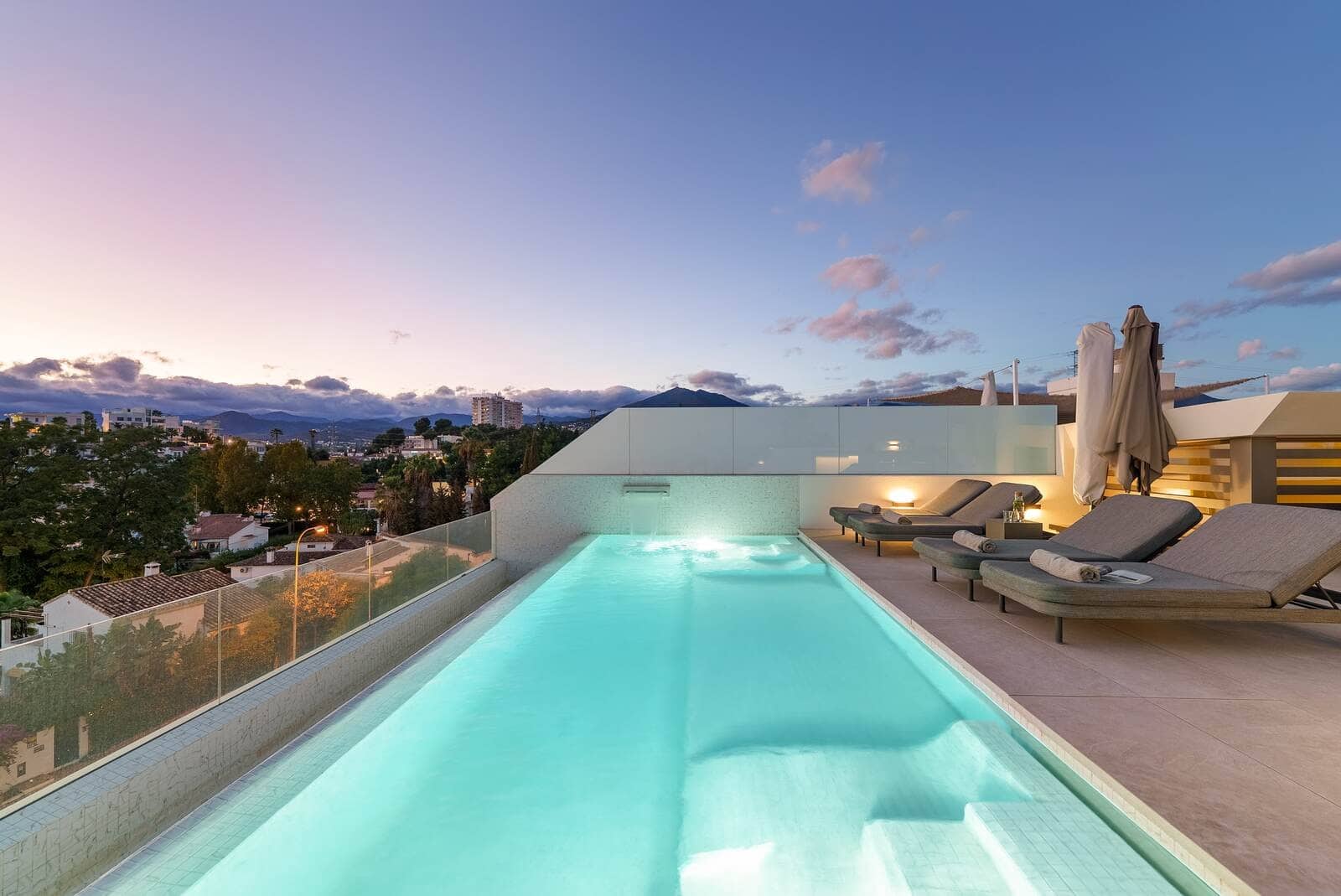 4 sovrum Semi-fristående Villa till salu i Marbella med pool garage - 4 450 000 € (Ref: 9375034)