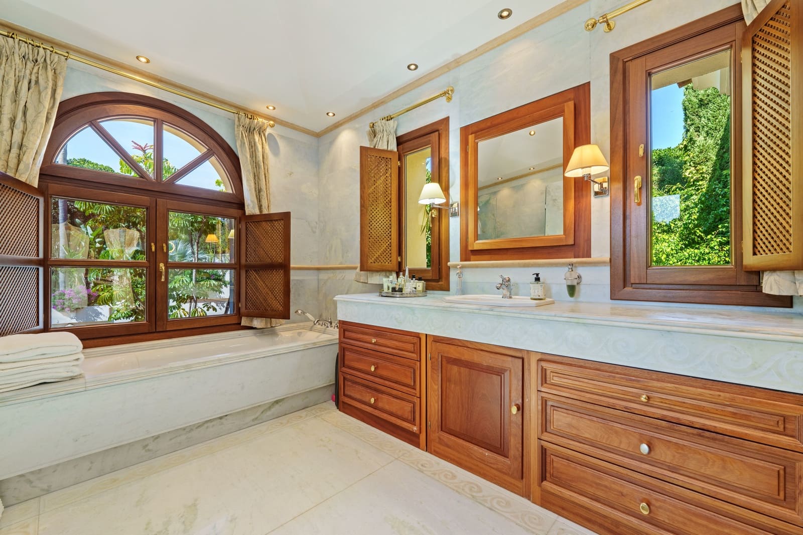 6 soverom Villa til salgs i Marbella med svømmebasseng garasje - € 8 950 000 (Ref: 9385212)