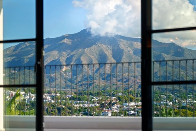6 sypialnia Willa na sprzedaż w Las Brisas, Marbella z basenem garażem - 9 950 000 € (Ref: 9385214)