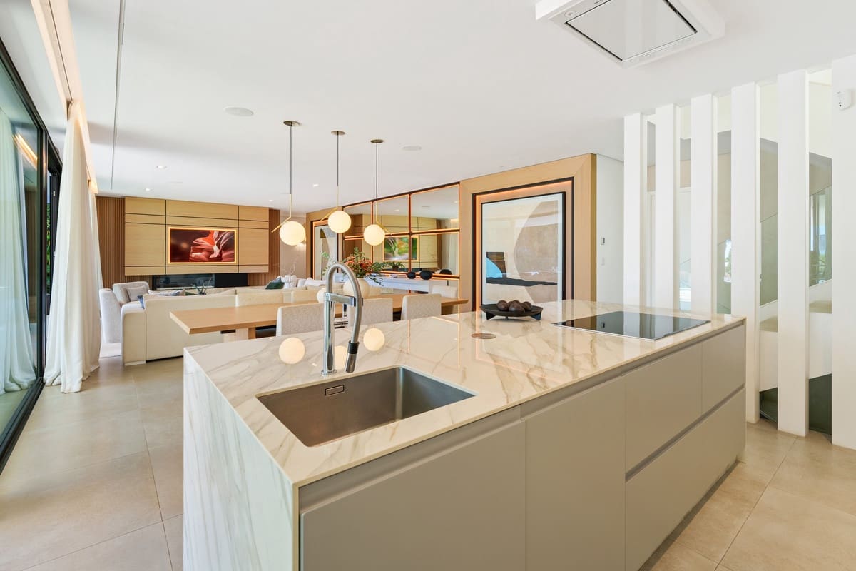 5 slaapkamer Villa te koop in Nueva Andalucia met zwembad garage - € 4.990.000 (Ref: 9415463)