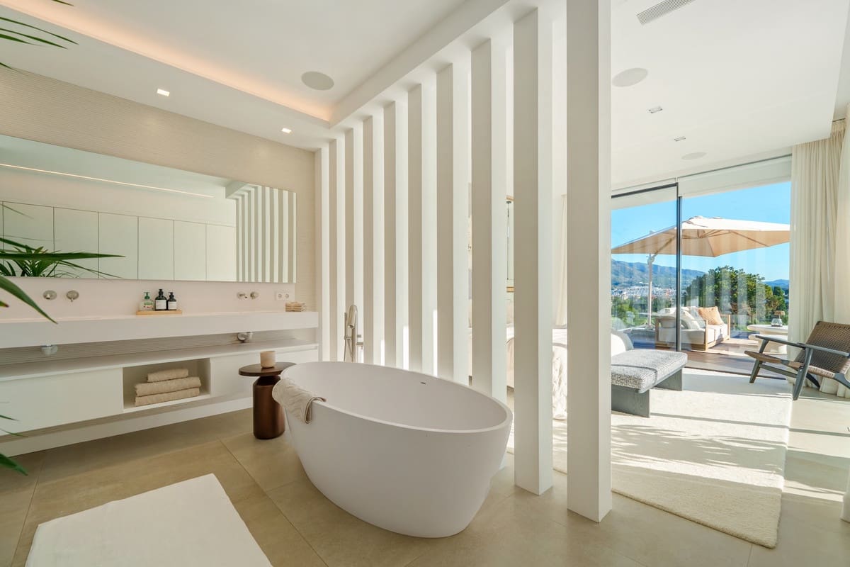 5 slaapkamer Villa te koop in Nueva Andalucia met zwembad garage - € 4.990.000 (Ref: 9415463)