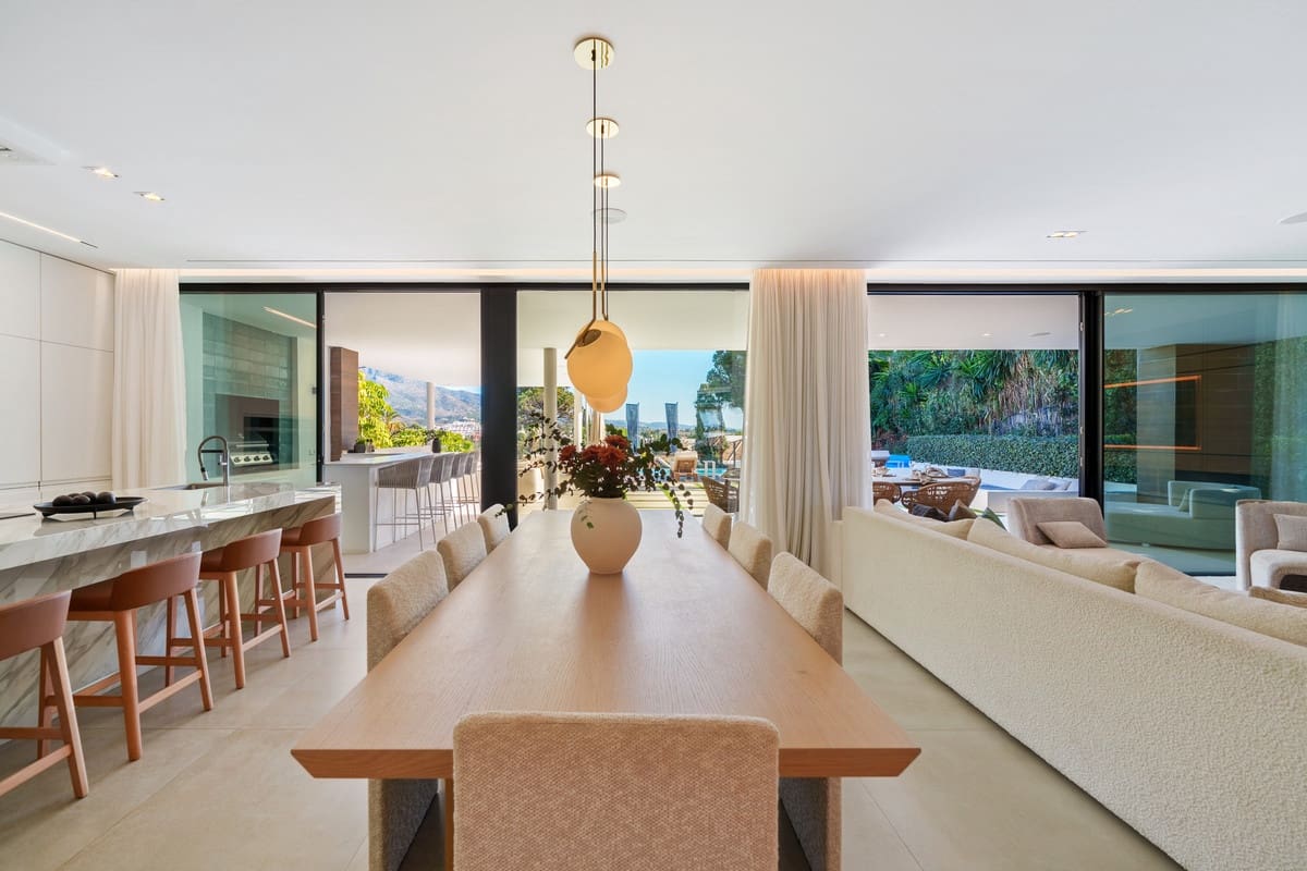 5 slaapkamer Villa te koop in Nueva Andalucia met zwembad garage - € 4.990.000 (Ref: 9415463)