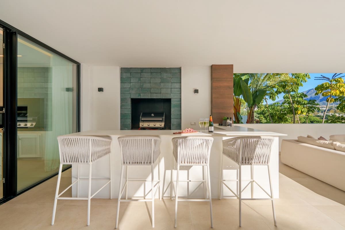 5 slaapkamer Villa te koop in Nueva Andalucia met zwembad garage - € 4.990.000 (Ref: 9415463)