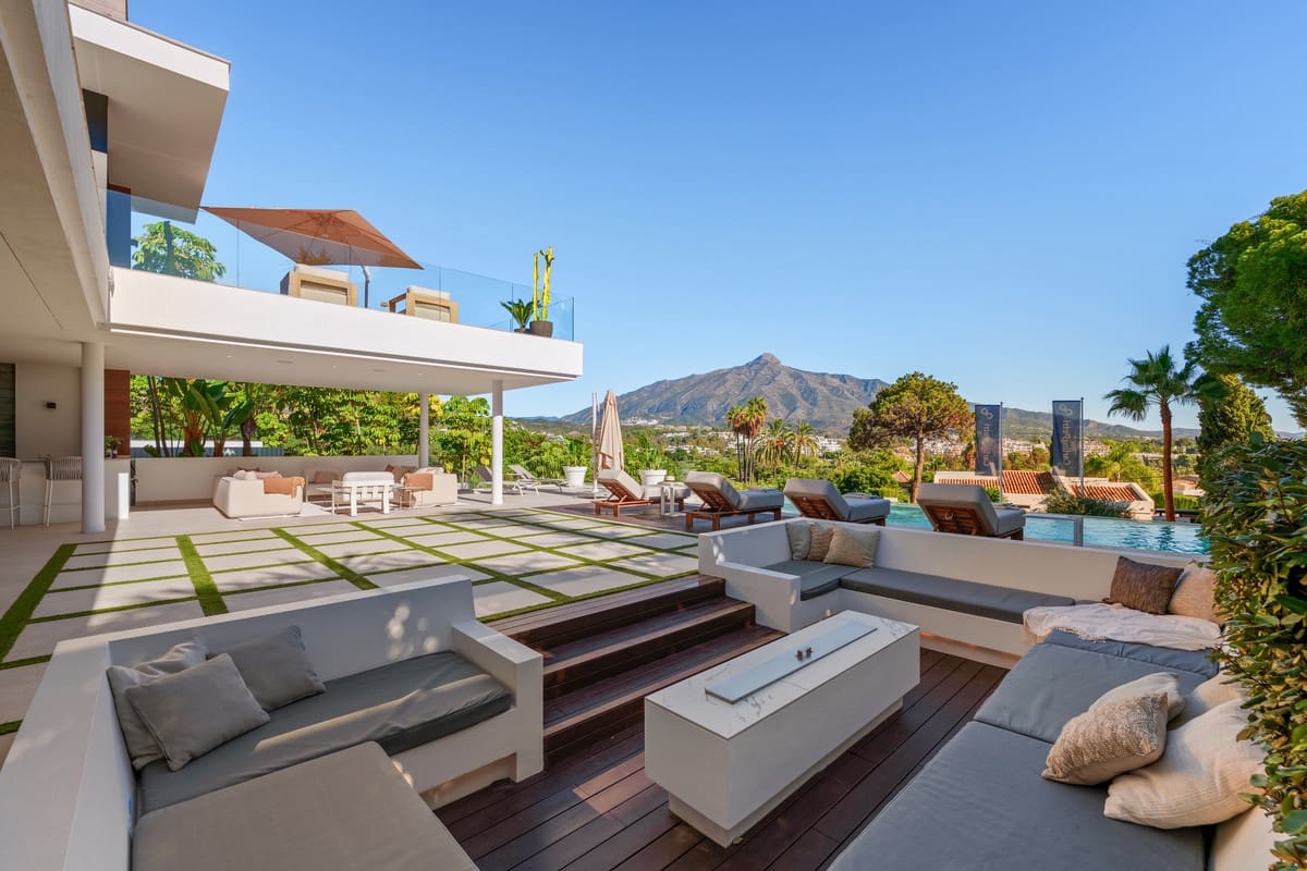 5 slaapkamer Villa te koop in Nueva Andalucia met zwembad garage - € 4.990.000 (Ref: 9415463)