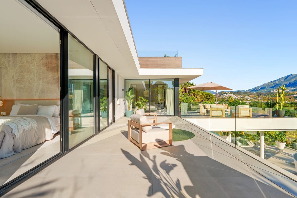 5 slaapkamer Villa te koop in Nueva Andalucia met zwembad garage - € 4.990.000 (Ref: 9415463)