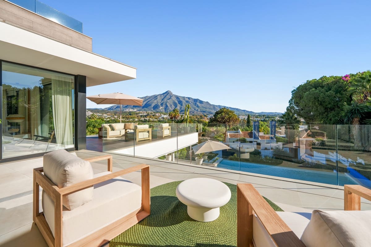 5 slaapkamer Villa te koop in Nueva Andalucia met zwembad garage - € 4.990.000 (Ref: 9415463)