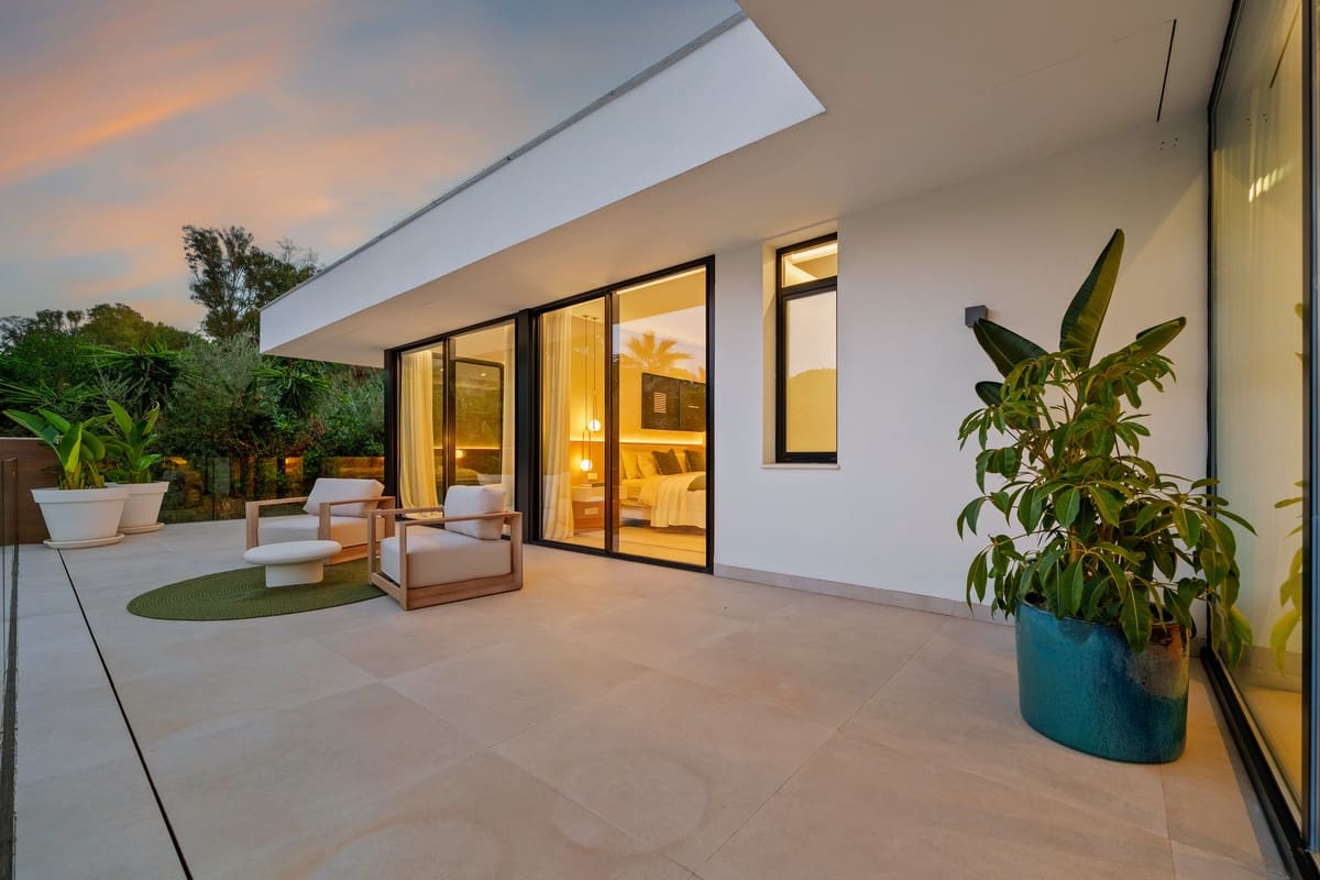 5 slaapkamer Villa te koop in Nueva Andalucia met zwembad garage - € 4.990.000 (Ref: 9415463)