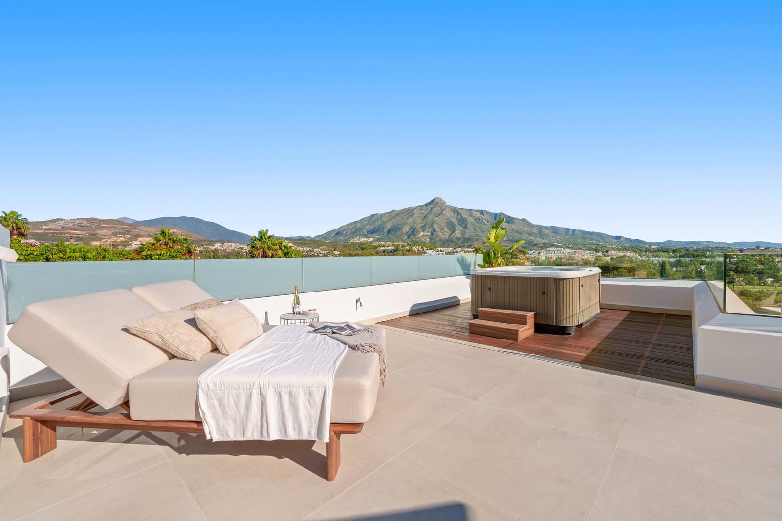 5 slaapkamer Villa te koop in Nueva Andalucia met zwembad garage - € 4.990.000 (Ref: 9415463)
