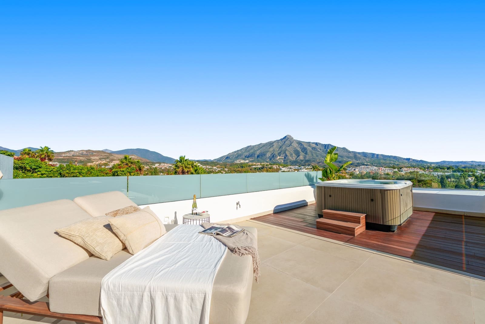5 slaapkamer Villa te koop in Nueva Andalucia met zwembad garage - € 4.990.000 (Ref: 9415463)