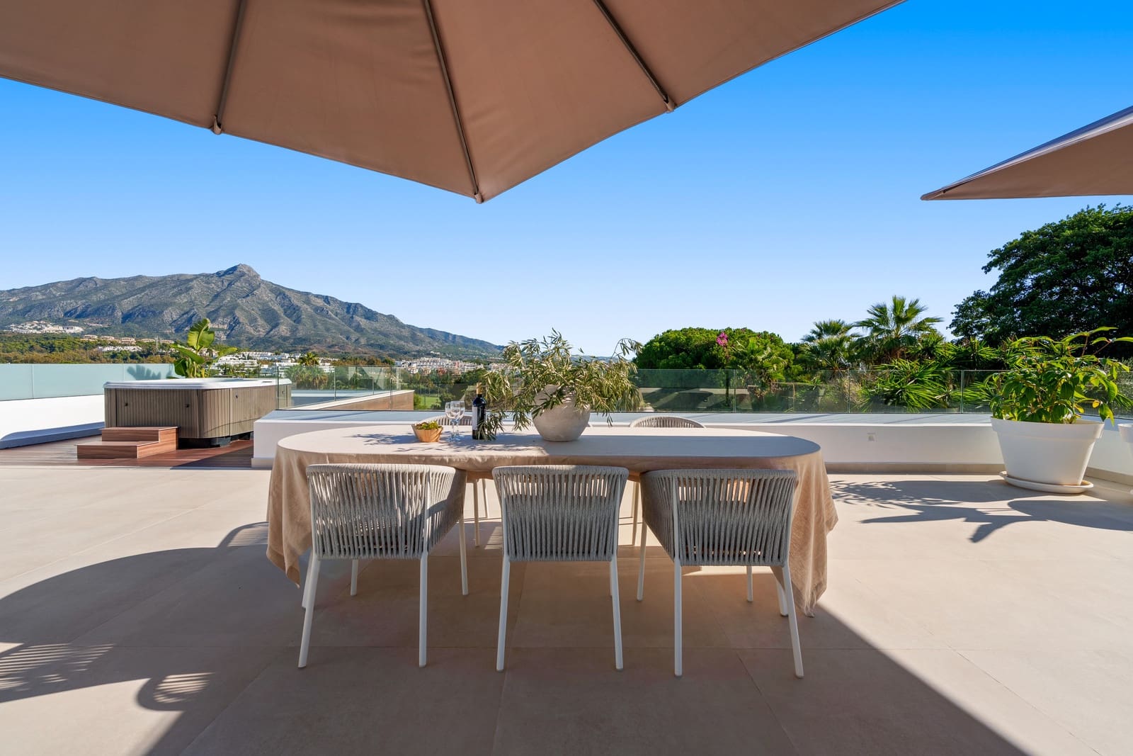 5 slaapkamer Villa te koop in Nueva Andalucia met zwembad garage - € 4.990.000 (Ref: 9415463)