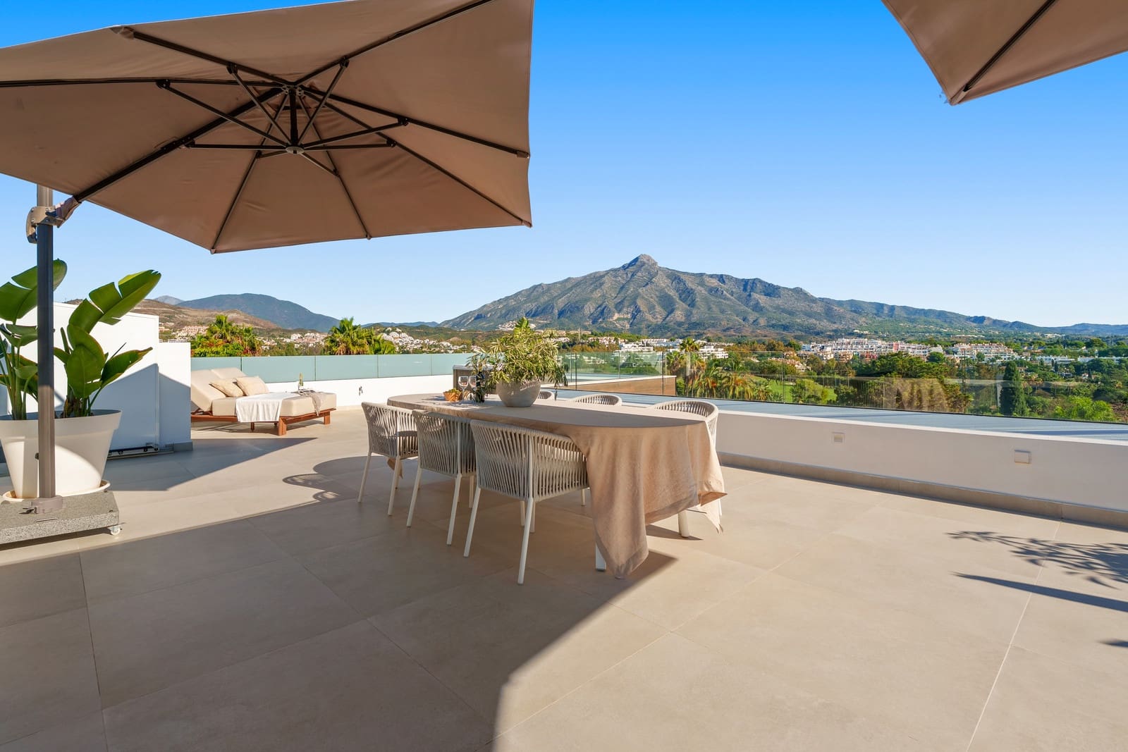 5 slaapkamer Villa te koop in Nueva Andalucia met zwembad garage - € 4.990.000 (Ref: 9415463)