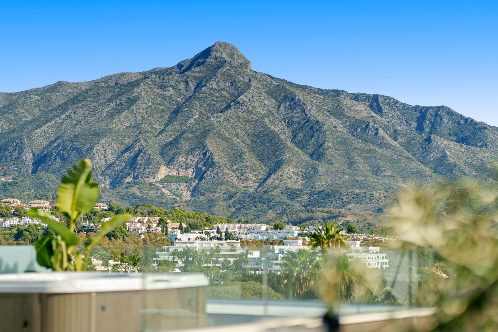 5 slaapkamer Villa te koop in Nueva Andalucia met zwembad garage - € 4.990.000 (Ref: 9415463)