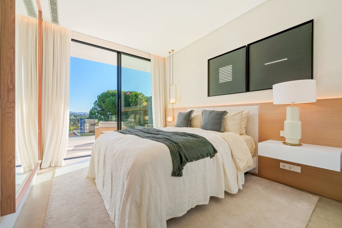 5 slaapkamer Villa te koop in Nueva Andalucia met zwembad garage - € 4.990.000 (Ref: 9415463)