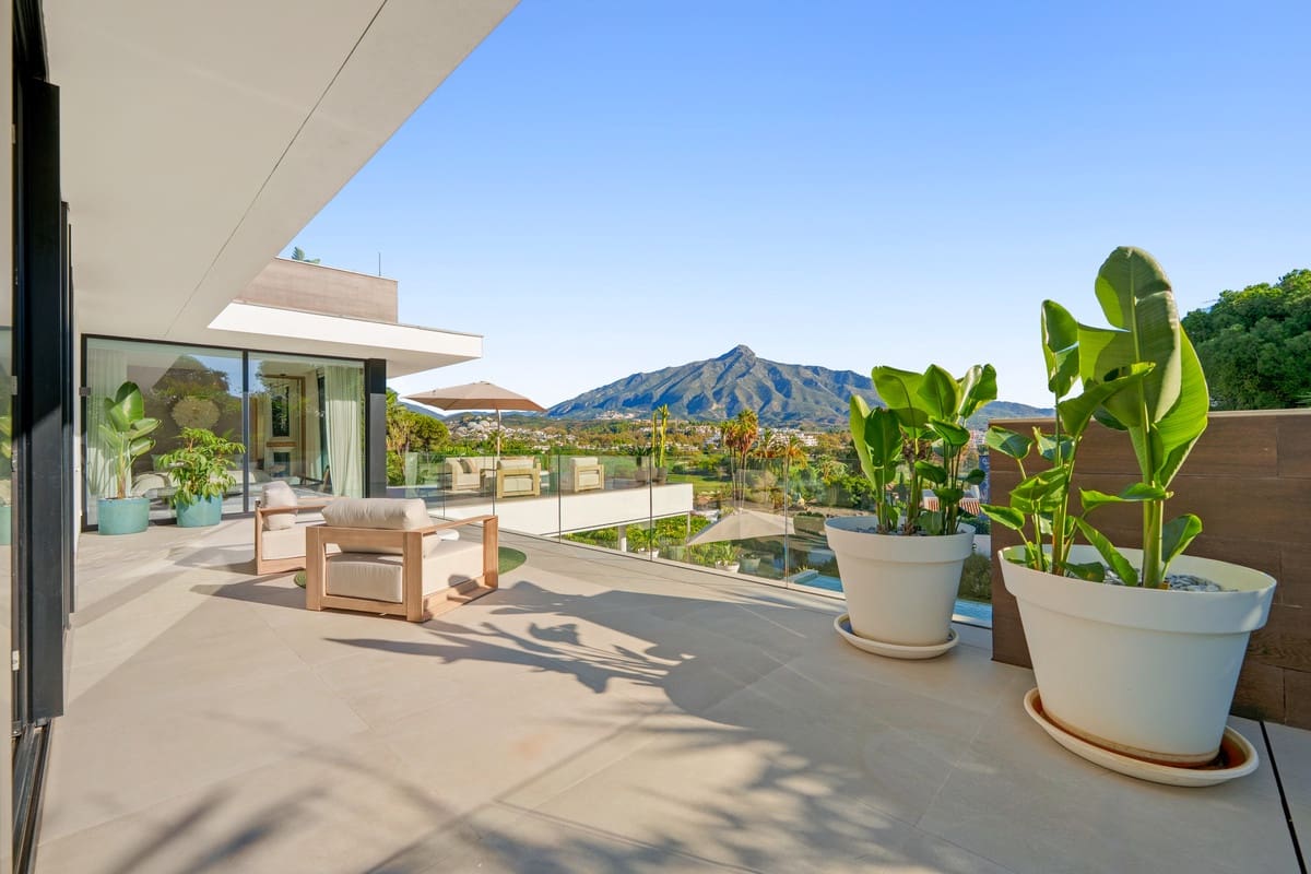 5 slaapkamer Villa te koop in Nueva Andalucia met zwembad garage - € 4.990.000 (Ref: 9415463)