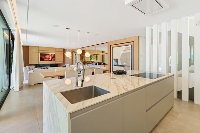 5 sypialnia Willa na sprzedaż w Las Brisas, Marbella z basenem garażem - 4 990 000 € (Ref: 9415463)