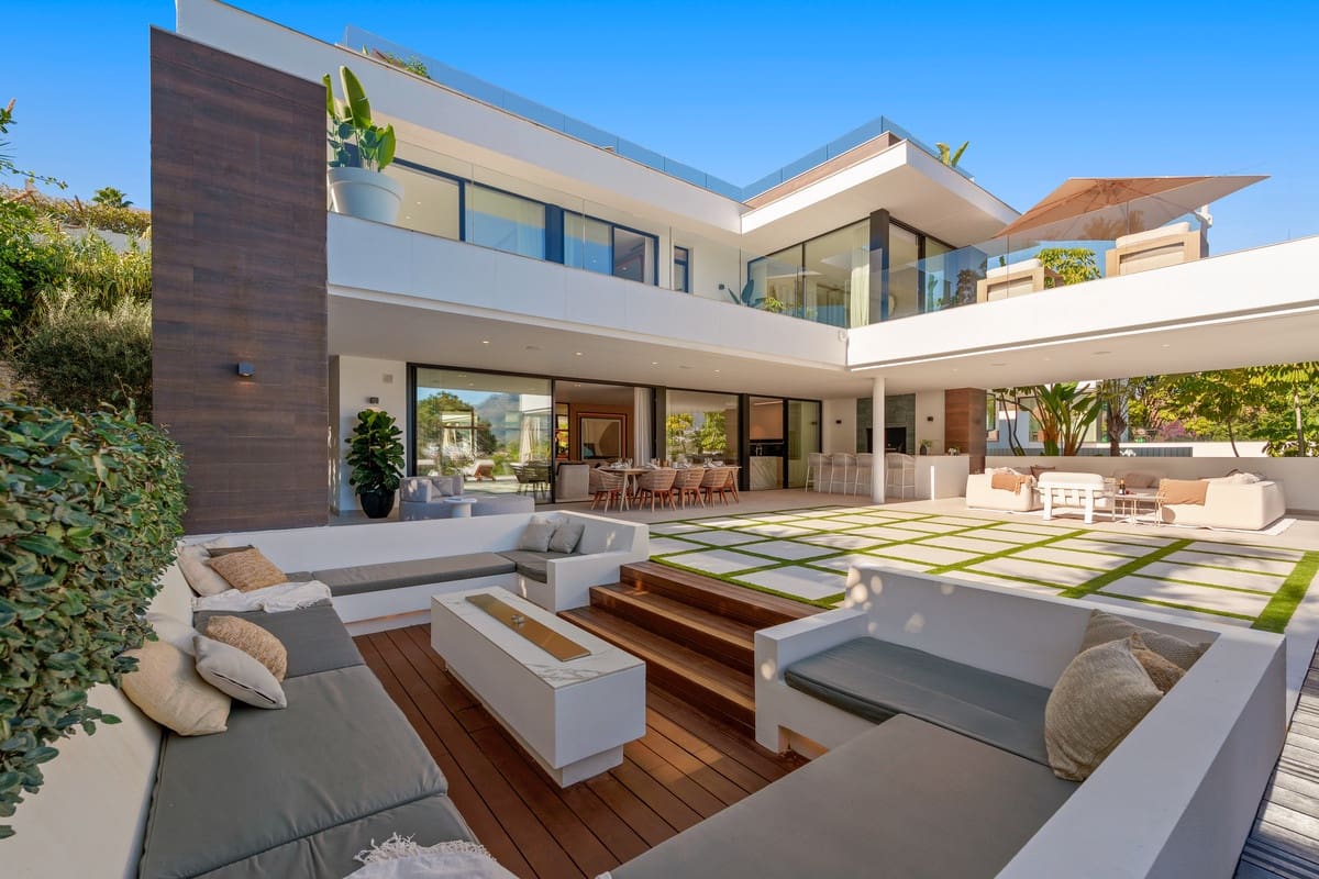 5 slaapkamer Villa te koop in Nueva Andalucia met zwembad garage - € 4.990.000 (Ref: 9415463)