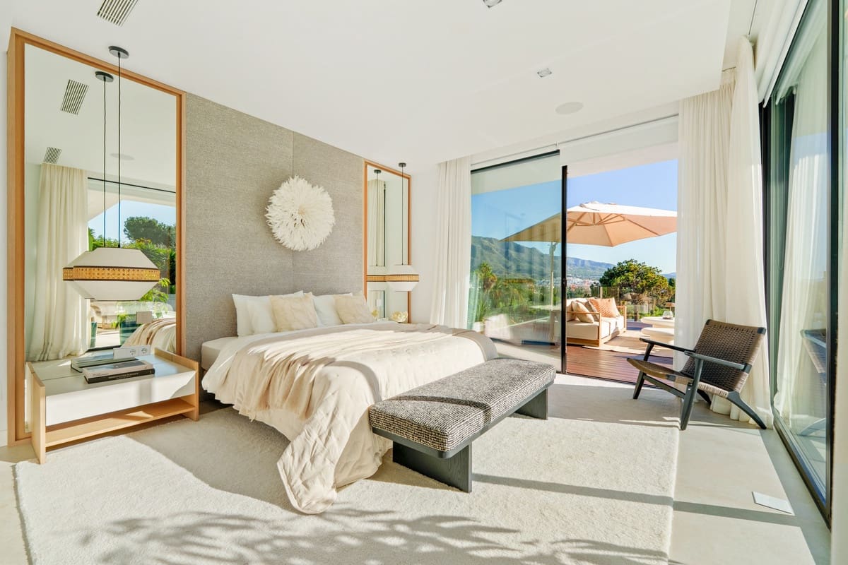 5 slaapkamer Villa te koop in Nueva Andalucia met zwembad garage - € 4.990.000 (Ref: 9415463)