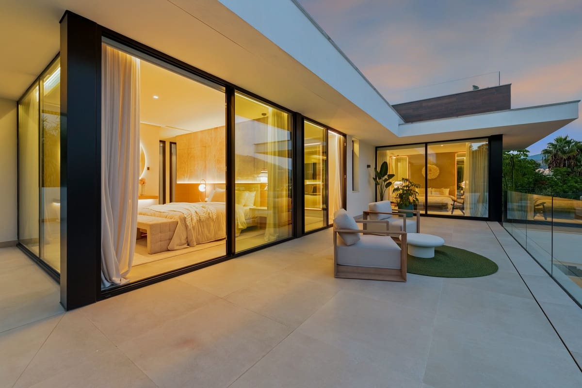 5 slaapkamer Villa te koop in Nueva Andalucia met zwembad garage - € 4.990.000 (Ref: 9415463)