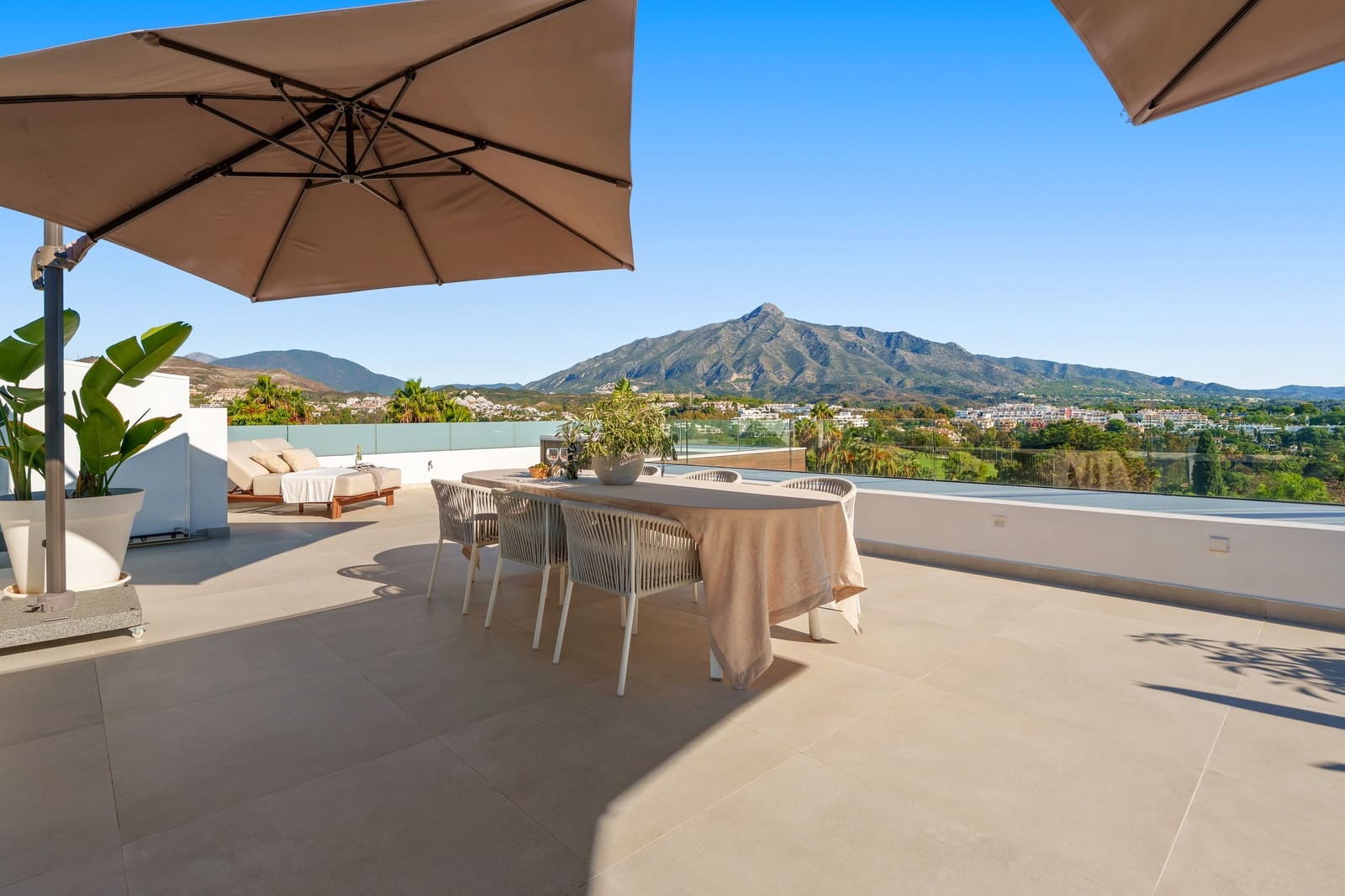 5 slaapkamer Villa te koop in Nueva Andalucia met zwembad garage - € 4.990.000 (Ref: 9415463)