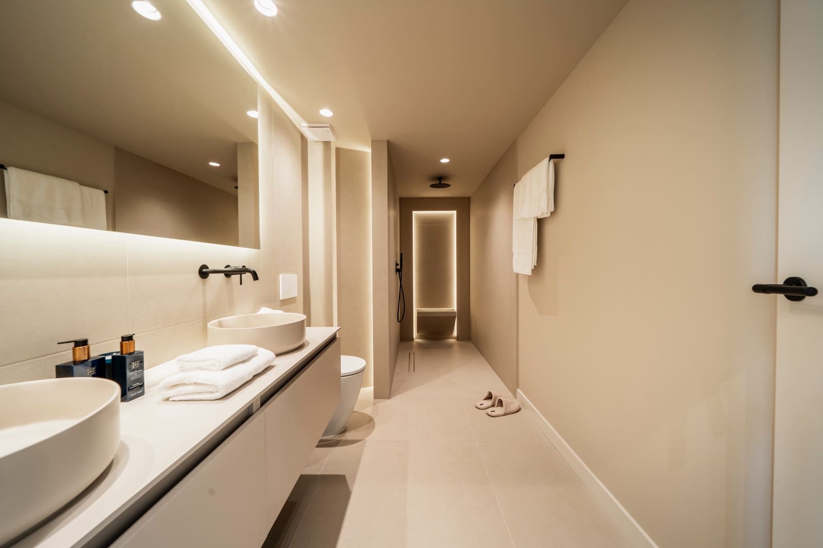 3 bedroom Apartment for sale in La Quinta with pool garage - € 849,000 (Ref: 9426951)