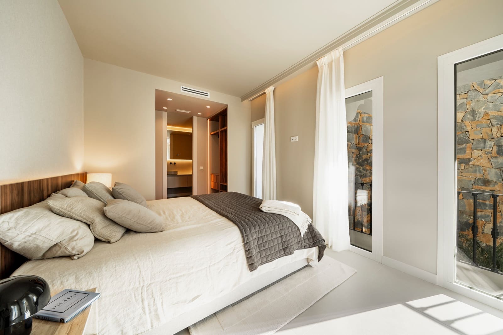 3 bedroom Apartment for sale in La Quinta with pool garage - € 849,000 (Ref: 9426951)