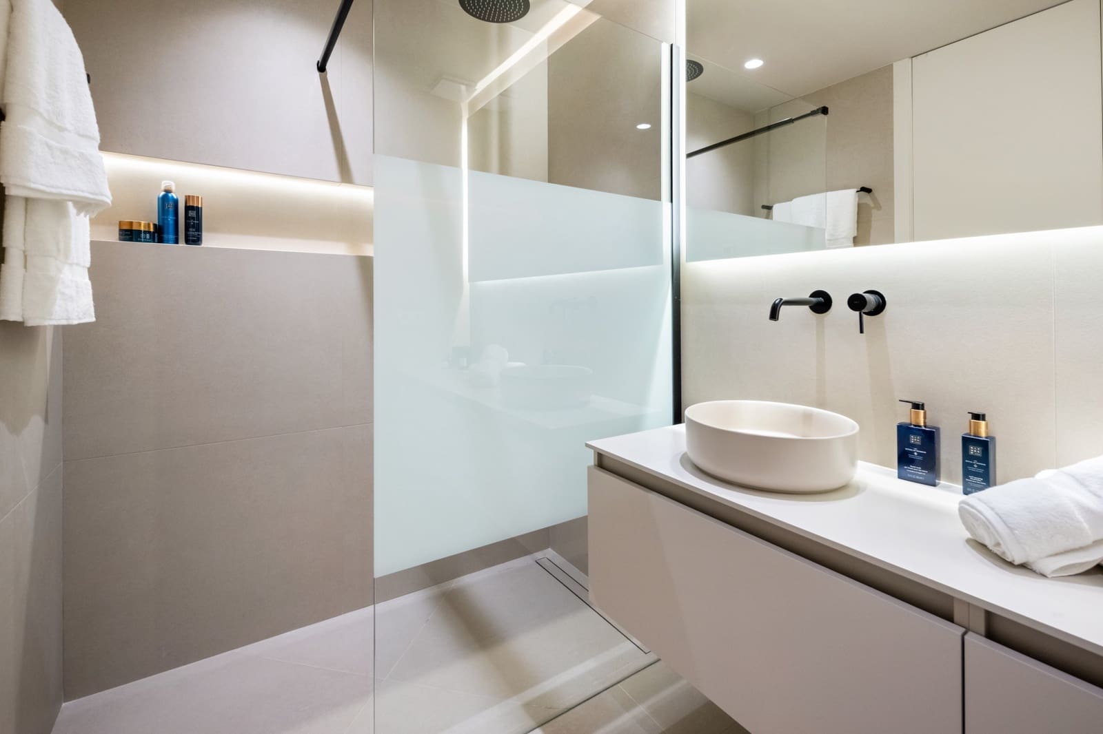 3 bedroom Apartment for sale in La Quinta with pool garage - € 849,000 (Ref: 9426951)