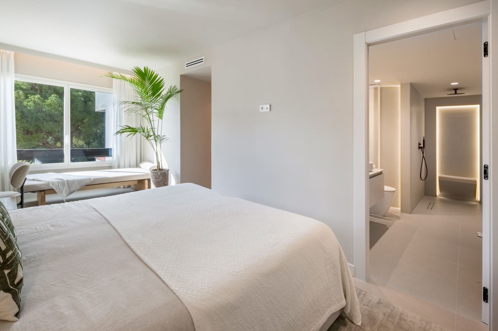 3 bedroom Apartment for sale in La Quinta with pool garage - € 849,000 (Ref: 9426951)