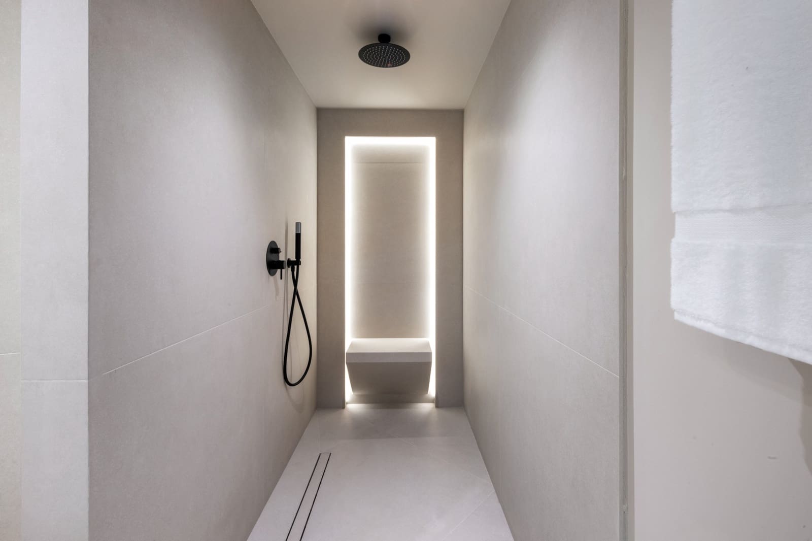 3 bedroom Apartment for sale in La Quinta with pool garage - € 849,000 (Ref: 9426951)