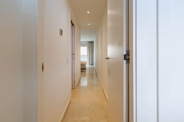 2 Zimmer Apartment zu verkaufen in Los Naranjos, Marbella mit Pool Garage - 845.000 € (Ref: 9431251)