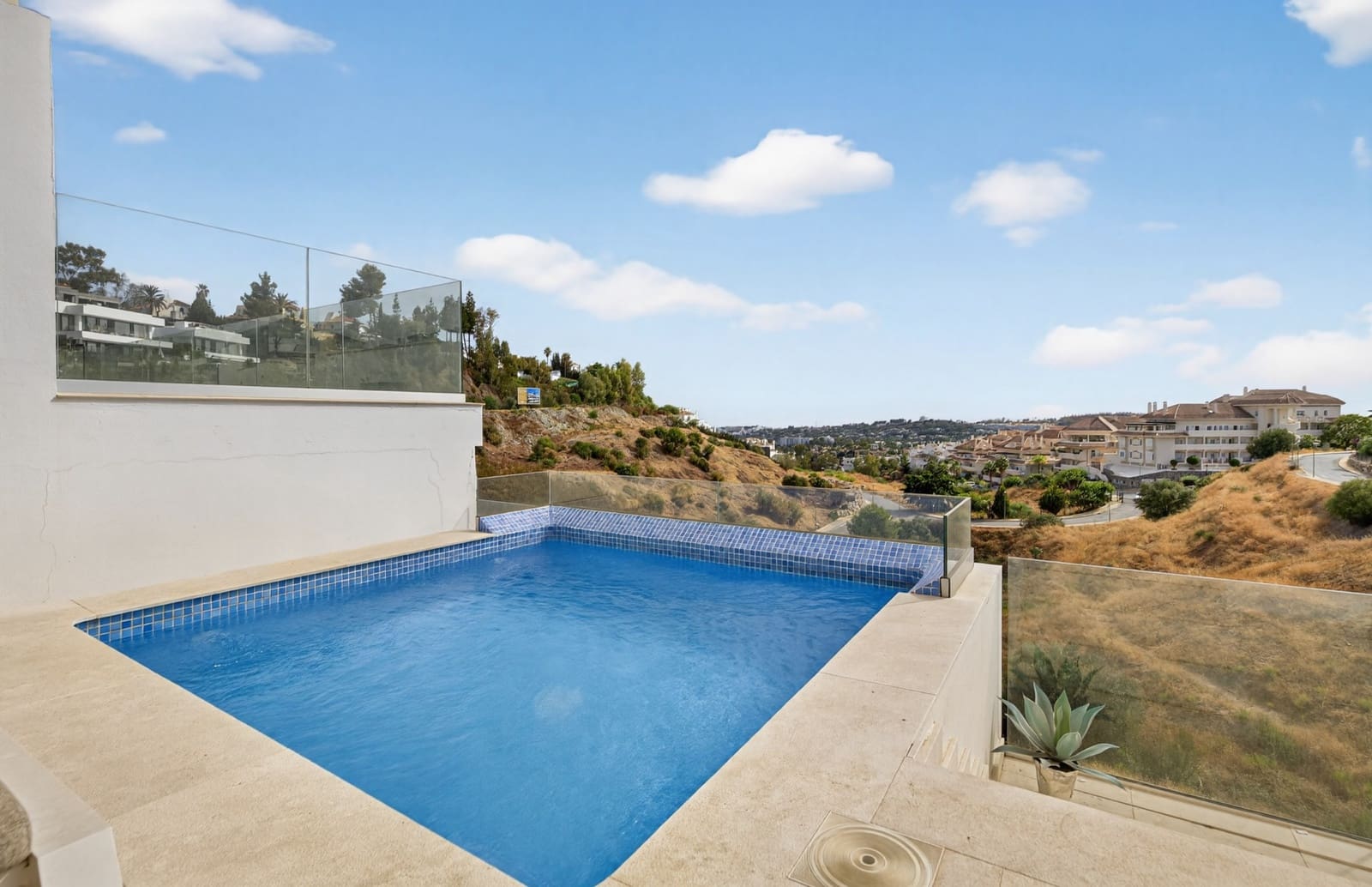 2 bedroom Apartment for sale in Marbella with pool garage - € 845,000 (Ref: 9431251)
