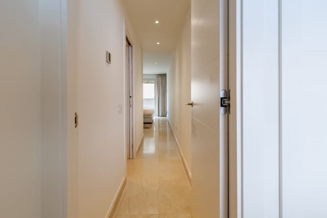 2 soveværelse Lejlighed til salg i Los Naranjos, Marbella med swimmingpool garage - € 845.000 (Ref: 9431251)