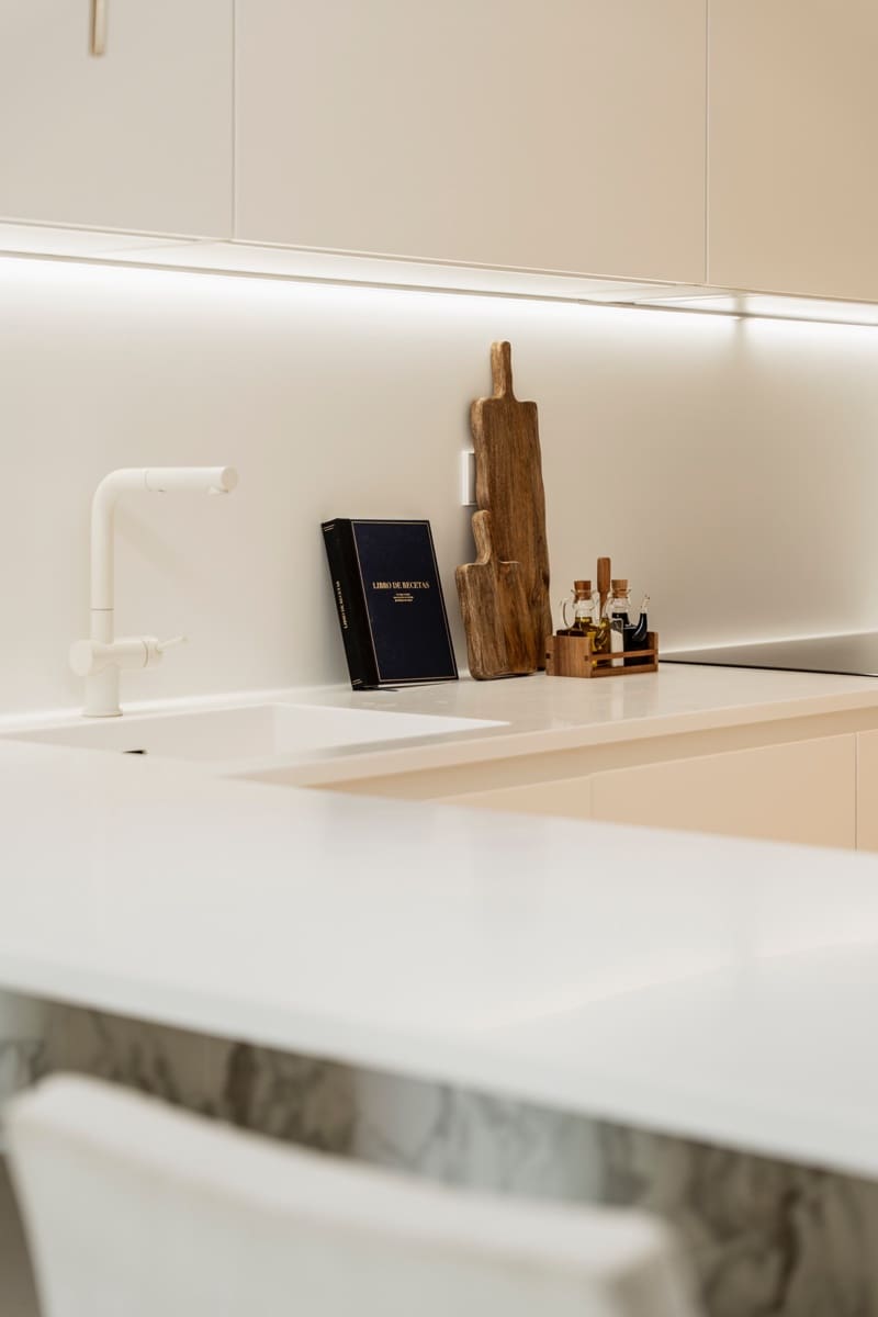 3 sypialnia Penthouse na sprzedaż w Benahavis z basenem garażem - 925 000 € (Ref: 9433019)