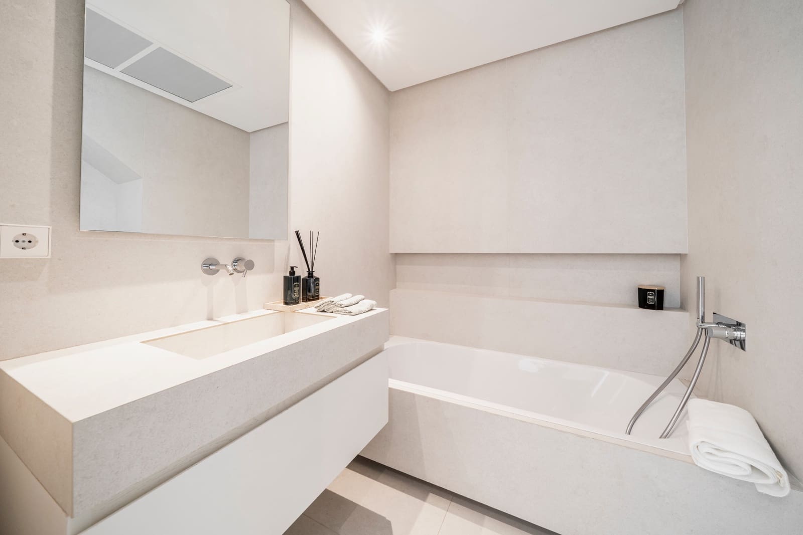 3 sypialnia Penthouse na sprzedaż w Benahavis z basenem garażem - 925 000 € (Ref: 9433019)