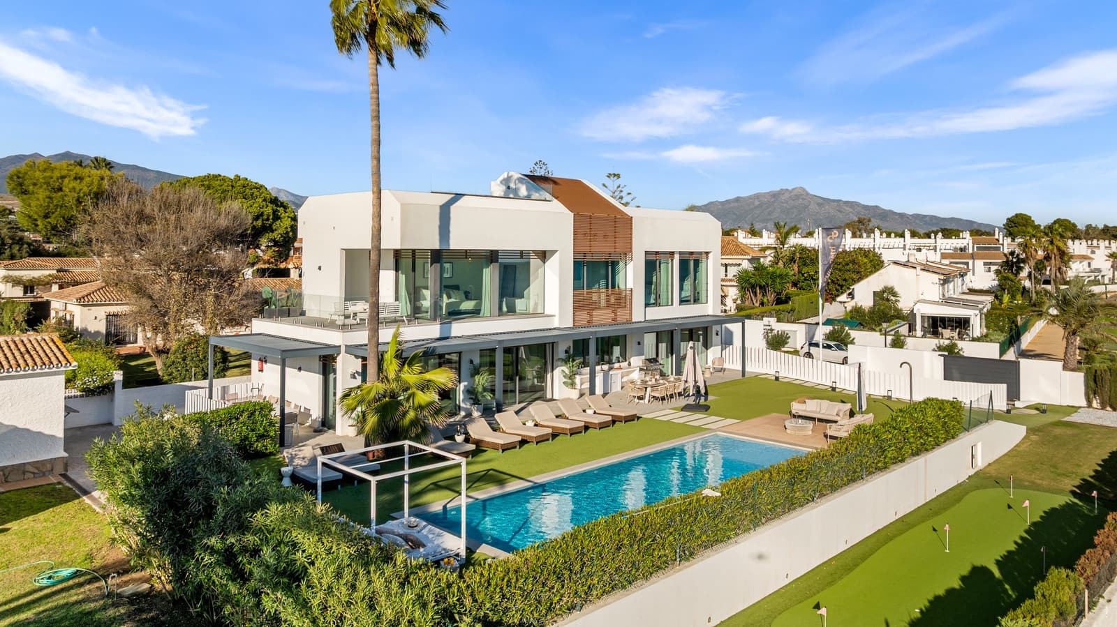 5 sypialnia Willa na sprzedaż w New Golden Mile z basenem garażem - 6 200 000 € (Ref: 9446122)