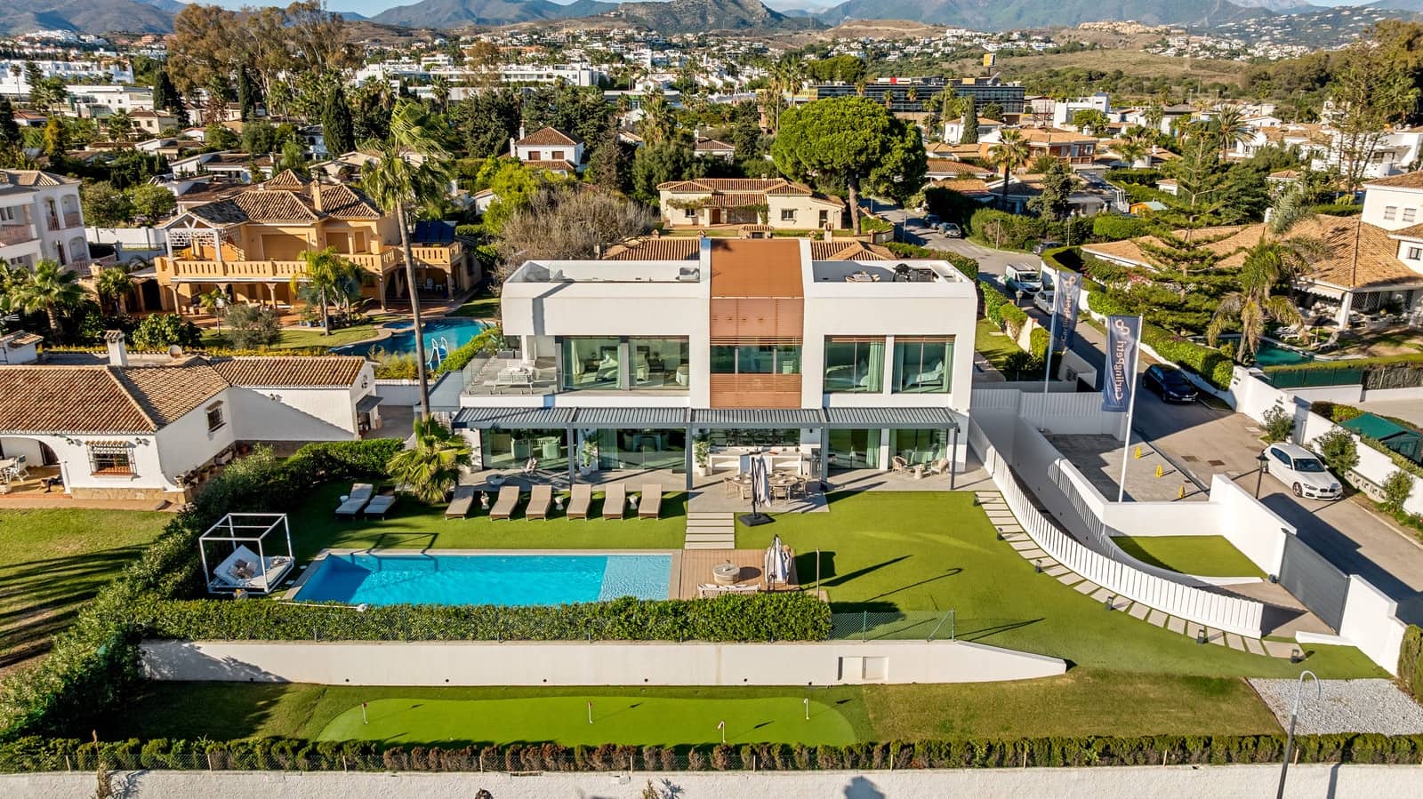 5 sypialnia Willa na sprzedaż w New Golden Mile z basenem garażem - 6 200 000 € (Ref: 9446122)