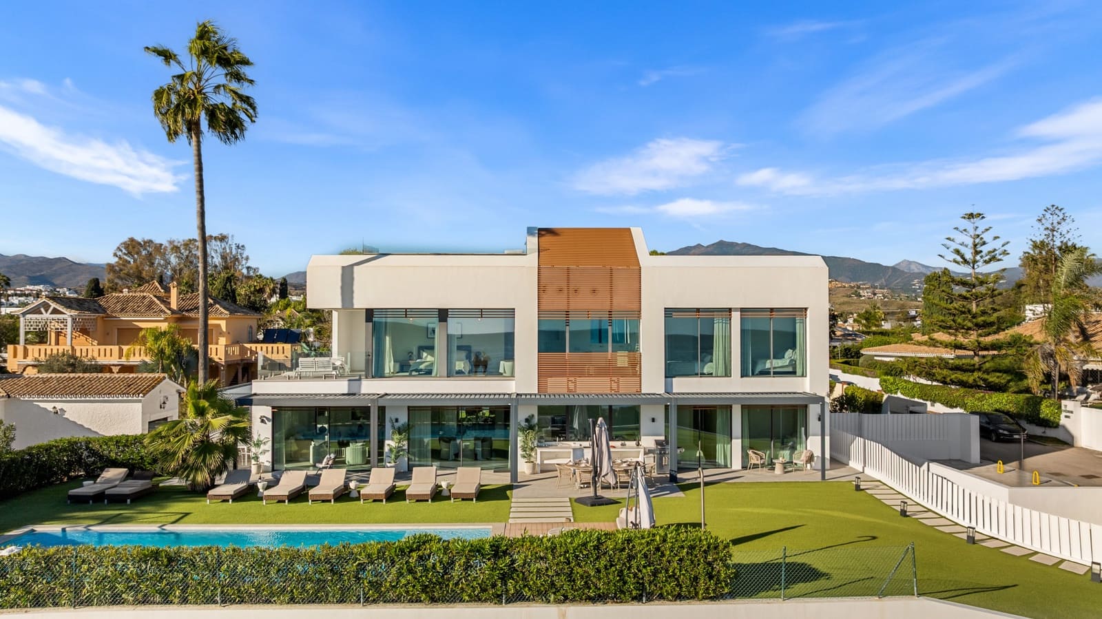 5 slaapkamer Villa te koop in Estepona met zwembad garage - € 5.995.000 (Ref: 9446122)