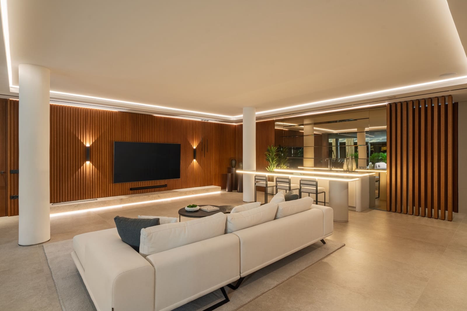 6 bedroom Villa for sale in La Quinta with pool garage - € 7,395,000 (Ref: 9551054)